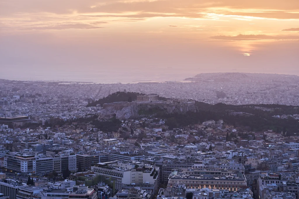 Χειμωνιάτικο ηλιοβασίλεμα στην Αθήνα με την Ακρόπολη να διακρίνεται πάνω από τα κτίρια της πόλης