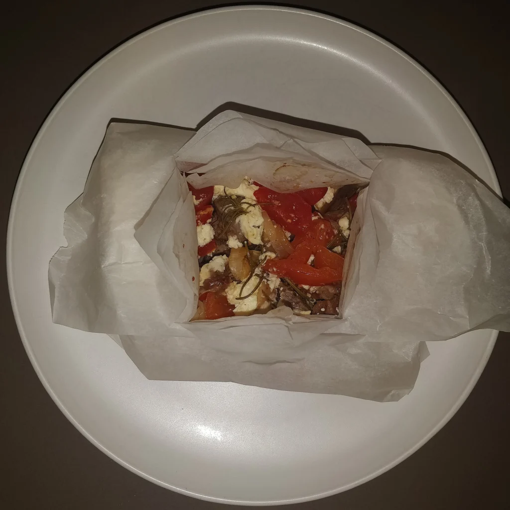 Αρνί κλέφτικο με ντομάτες, κρεμμύδι, φέτα και δεντρολίβανο σε λαδόχαρτο, ψημένο στον φούρνο