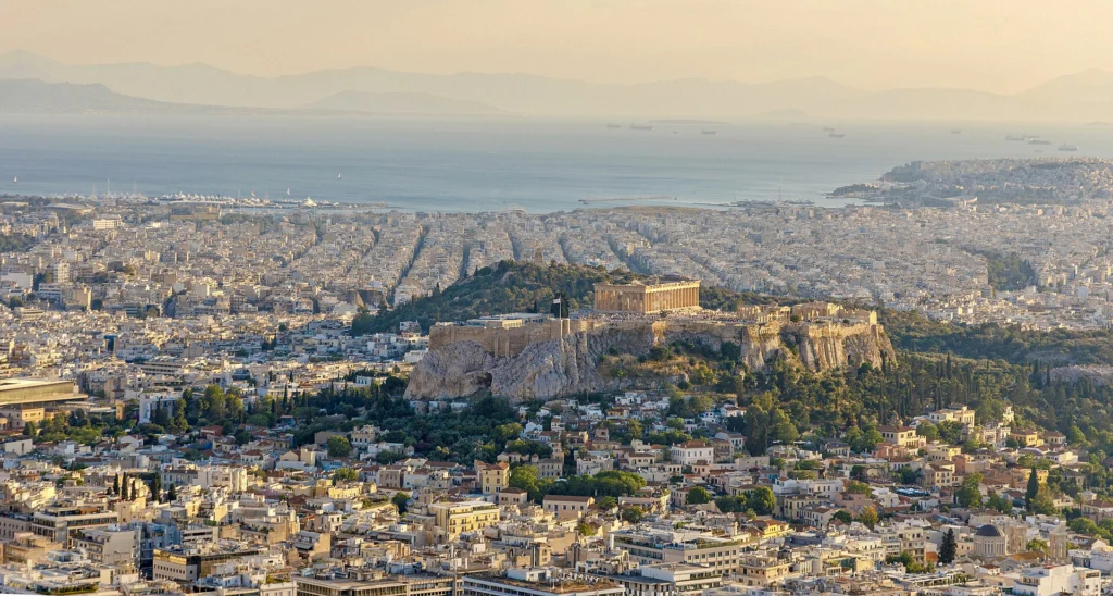 Ηλιοβασίλεμα στην Αθήνα με την Ακρόπολη και τον Σαρωνικό, από τον λόφο του Λυκαβηττού