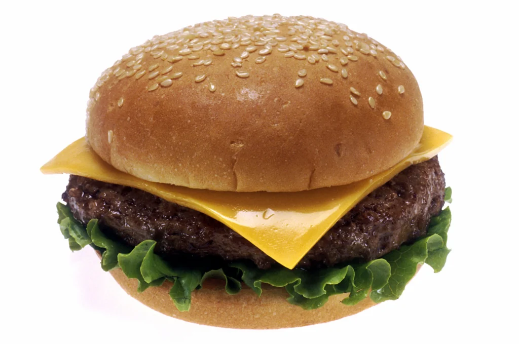 Cheeseburger με μπιφτέκι, φέτα κίτρινο τυρί και μαρούλι σε ψωμάκι με σουσάμι