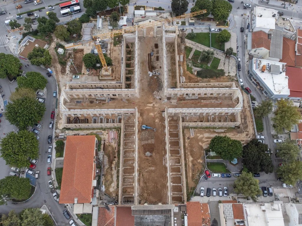 Αεροφωτογραφία της σταυρόσχημης Δημοτικής Αγοράς Χανίων χωρίς στέγη, με γερανούς της αποκατάστασης