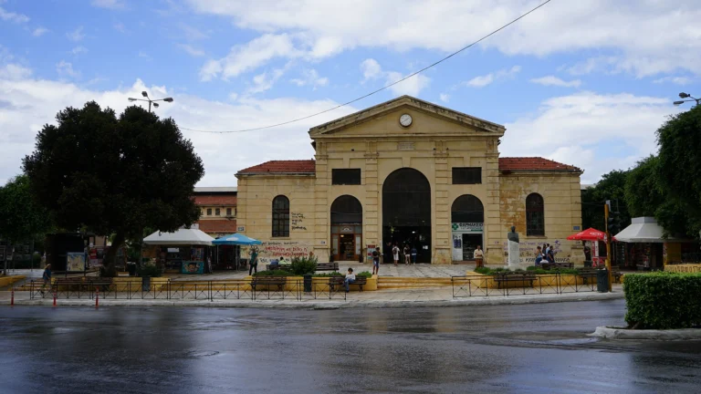 Η πέτρινη πρόσοψη της Δημοτικής Αγοράς Χανίων με το ρολόι και τη μεγάλη τοξωτή είσοδο