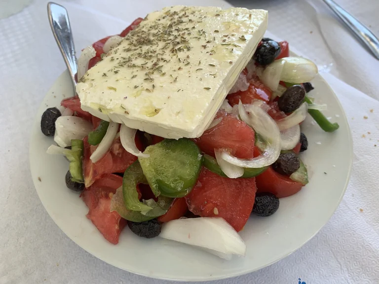 Χωριάτικη σαλάτα με ντομάτα, κρεμμύδι, πράσινη πιπεριά, ελιές και ένα κομμάτι λευκό τυρί με ρίγανη σε πιάτο