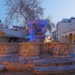 Η ενετική κρήνη Μοροζίνι με τα λιοντάρια στην πλατεία Λιονταριών του Ηρακλείου την ώρα της αυγής