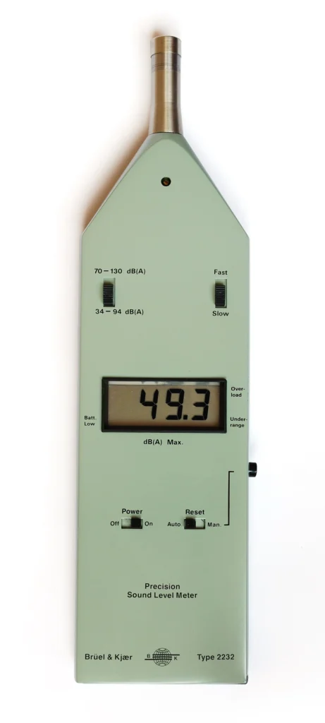 Ηχόμετρο ακριβείας με οθόνη που δείχνει 49,3 dB(A) και διακόπτες περιοχής μέτρησης