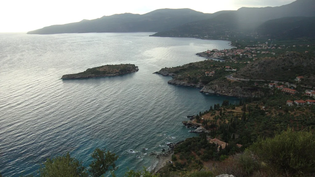 Η Καρδαμύλη και το νησάκι μπροστά της από ψηλά, με ελαιώνες στις πλαγιές του Ταΰγετου