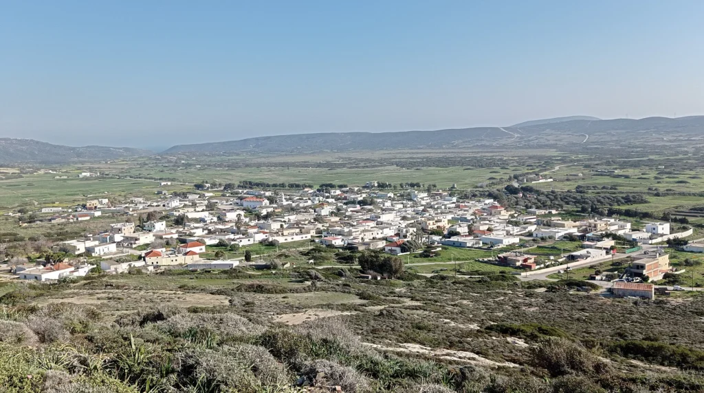 Πανοραμική άποψη του χωριού Κατταβιά στη νότια Ρόδο με τα γύρω χωράφια και χαμηλούς λόφους