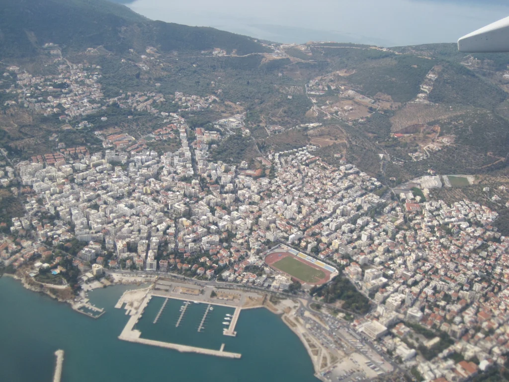 Αεροφωτογραφία της Μυτιλήνης με το λιμάνι, τη μαρίνα και τα σπίτια της πόλης στη Λέσβο