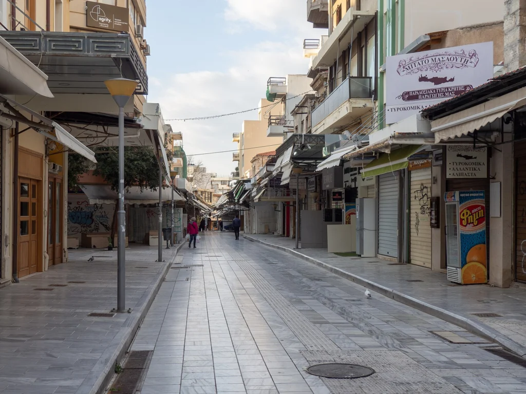 Ο πεζόδρομος της οδού 1866 στο Ηράκλειο με τα κλειστά ρολά των μαγαζιών της κεντρικής αγοράς