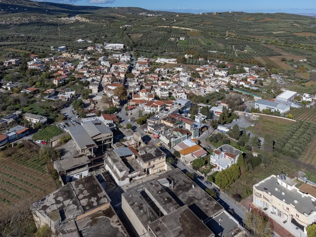 Αεροφωτογραφία του χωριού Πεζά του Ηρακλείου με σπίτια και καλλιεργημένα χωράφια γύρω του