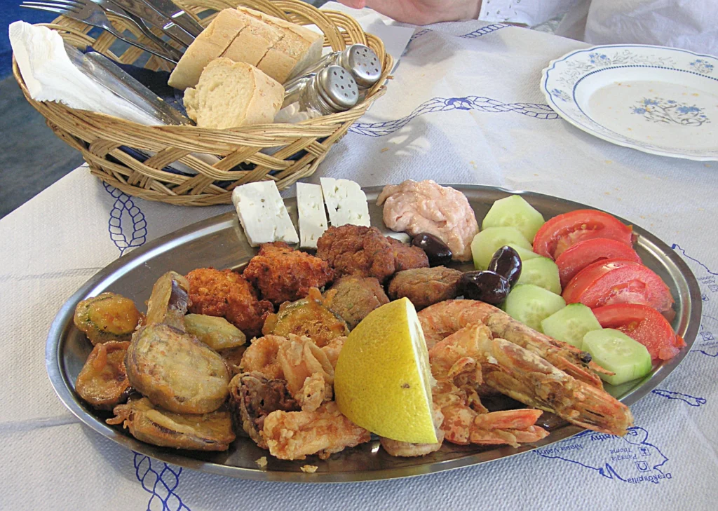 Πιατέλα ποικιλία με γαρίδες, τηγανητά λαχανικά, κεφτέδες, φέτα, ταραμοσαλάτα, ντομάτα και αγγούρι