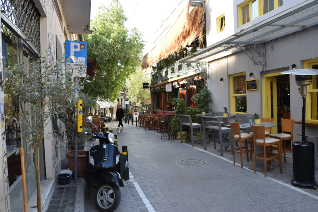 Πεζόδρομος στου Ψυρρή με τραπεζάκια και καρέκλες καφέ έξω από τα μαγαζιά, ένα ήσυχο πρωινό