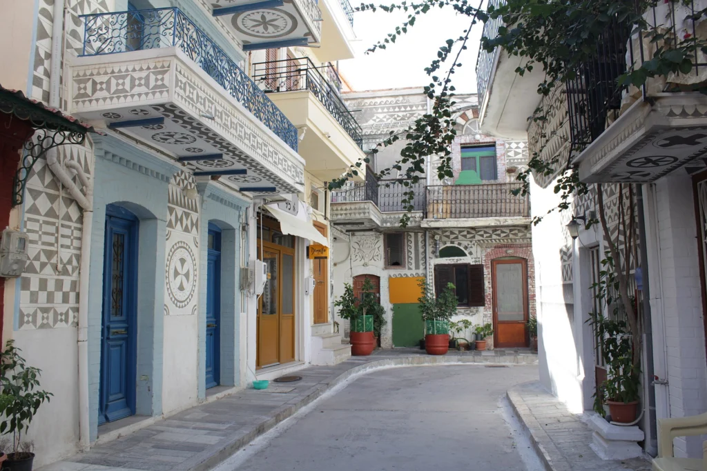 Δρόμος στο Πυργί της Χίου με σπίτια διακοσμημένα με γεωμετρικά γραφιτά, ένα από τα Μαστιχοχώρια