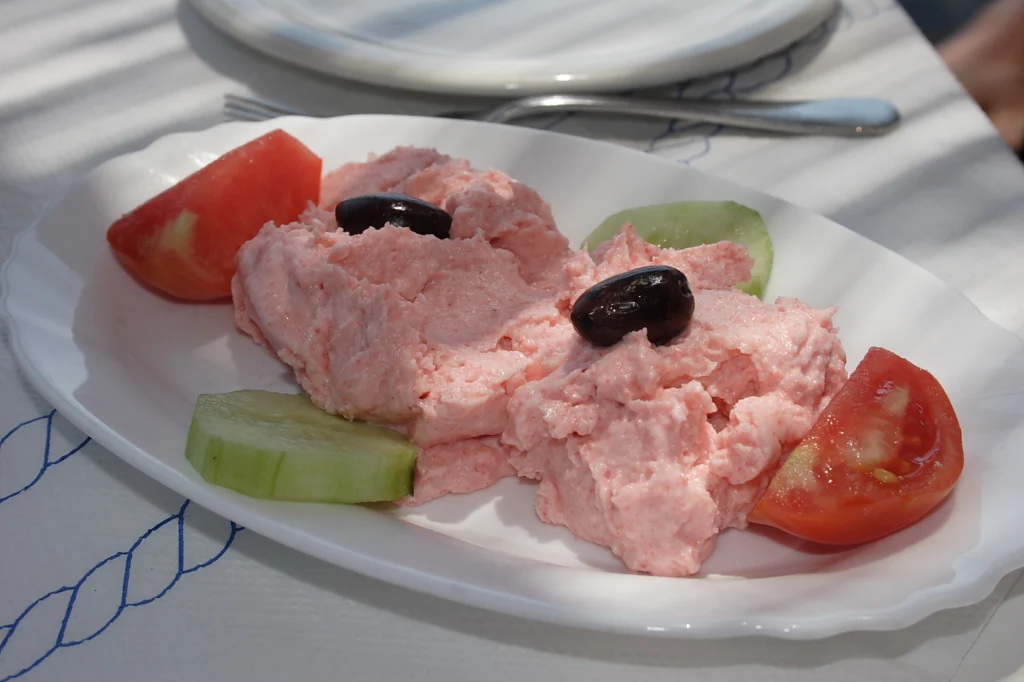 Ταραμοσαλάτα με μαύρες ελιές, ντομάτα και αγγούρι σε οβάλ πιατέλα