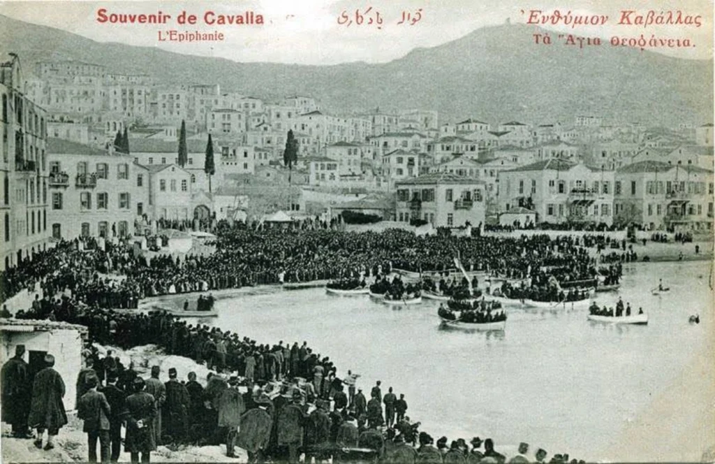 Παλιά καρτ ποστάλ με πλήθος στην προκυμαία της Καβάλας για τον αγιασμό των υδάτων των Θεοφανείων