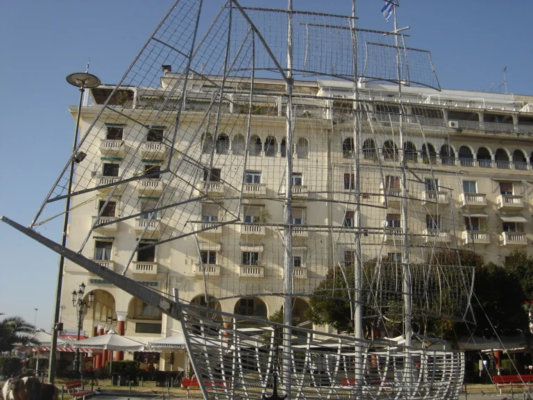 Μεταλλικός σκελετός καραβιού των γιορτών μπροστά από κτίριο στην πλατεία Αριστοτέλους στη Θεσσαλονίκη