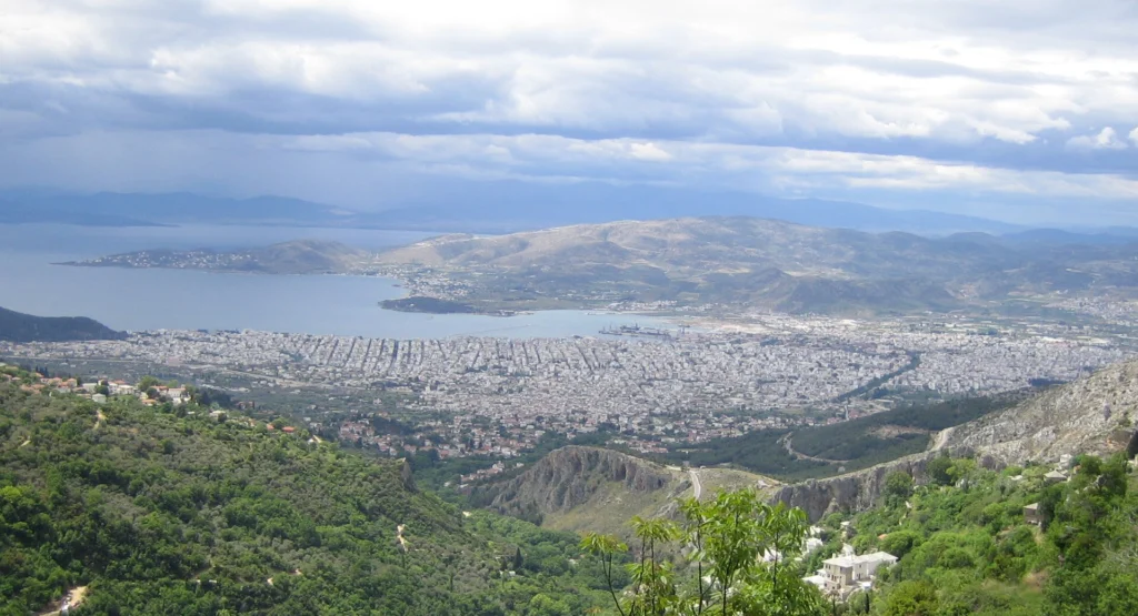 Πανοραμική θέα του Βόλου και του Παγασητικού κόλπου από τις πράσινες πλαγιές του Πηλίου