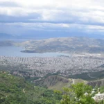 Πανοραμική θέα του Βόλου και του Παγασητικού κόλπου από τις πράσινες πλαγιές του Πηλίου